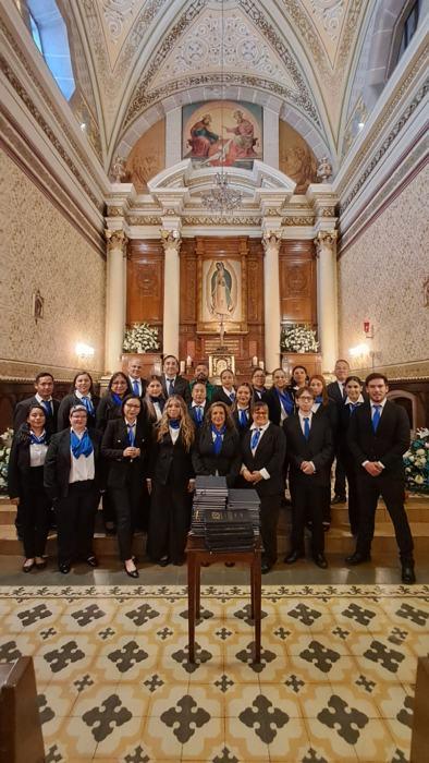 Grupo frente al altar de la iglesia
