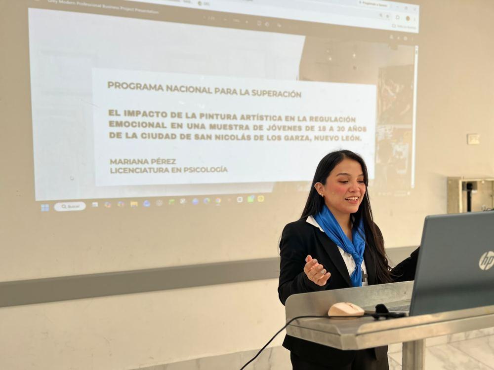 Mariana Pérez presentando su tesina de Psicología